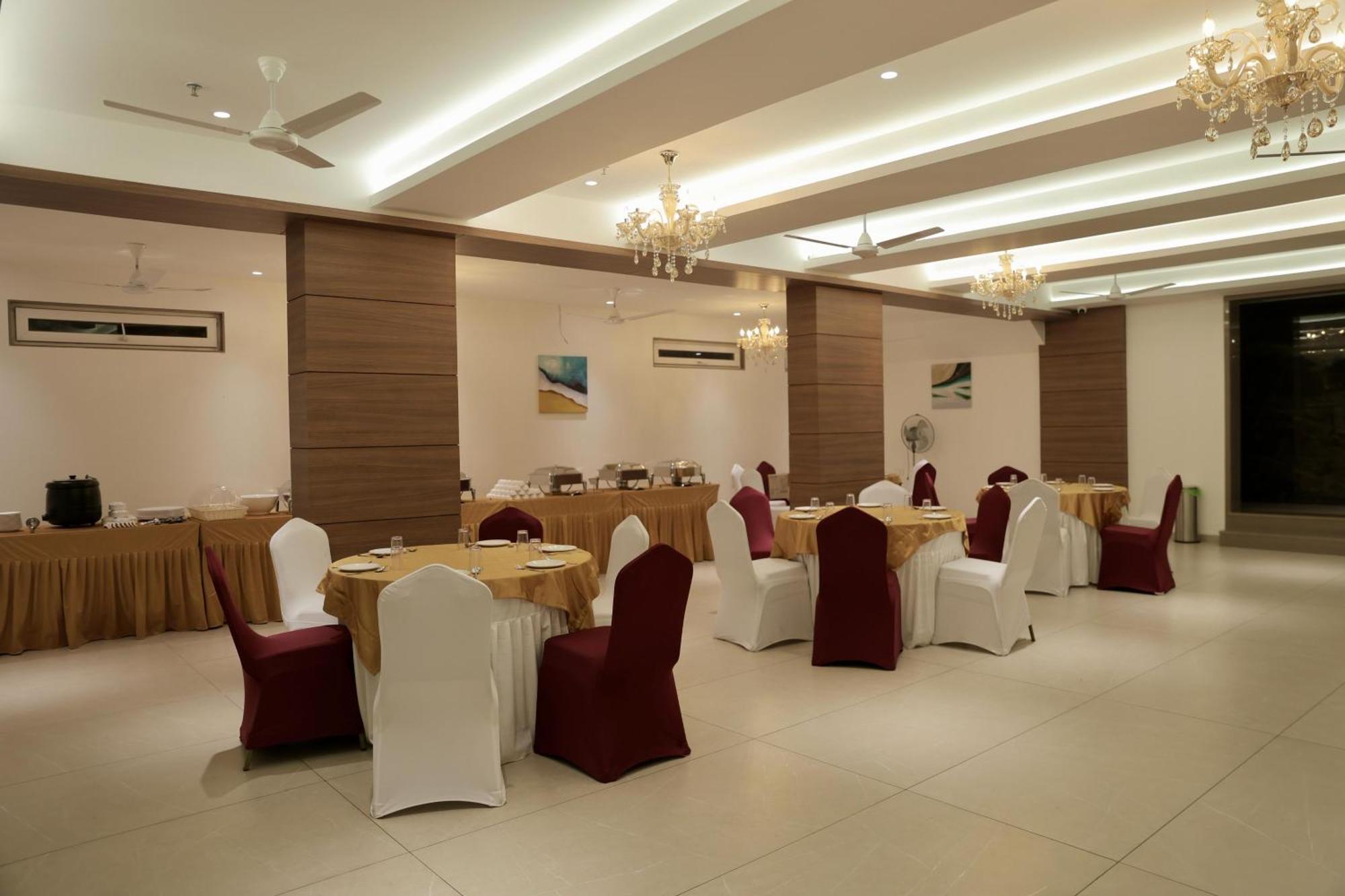 Hotel Carnival Parbhani Exterior foto